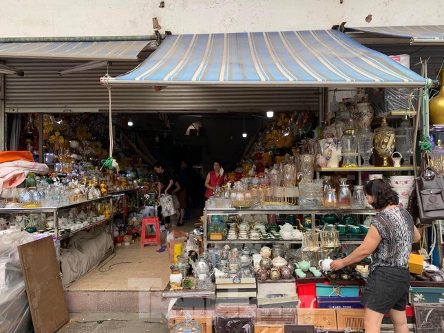 Các tiểu thương chợ Đông Kinh đã mở cửa hàng kinh doanh trở lại từ sáng 4/10 (Ảnh: Duy Chiến).