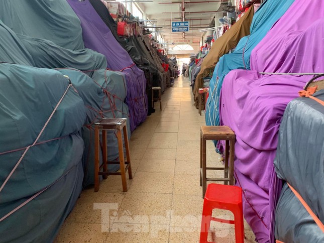 Gần 300 hộ kinh doanh phủ bạt, không bán hàng (Ảnh: Duy Chiến).