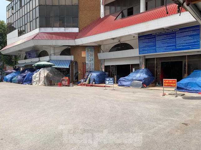 Không đồng tình với việc tăng giá quầy, tiểu thương chợ Đông Kinh đồng loạt nghỉ bán hàng từ ngày 26/9-3/10 (Ảnh: Duy Chiến).