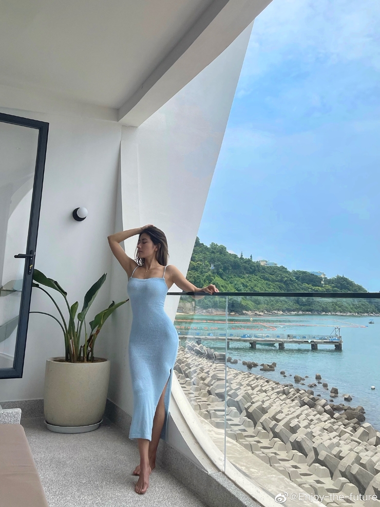 Mặc dù có những ý kiến trái chiều nhưng không thể phủ nhận bodycon vẫn luôn là trang phục được yêu thích của phái đẹp.&nbsp;
