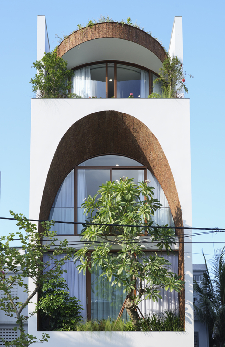 Căn nhà này cũng được xây dựng trên một mảnh đất như vậy ở Đà Nẵng. Yêu cầu đặt ra cho kiến trúc sư là không gian sống cho gia đình 5 người, cần đủ sáng và lưu thông không khí, gió trời tốt.
