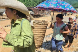 Dân vùng lũ quét vượt suối, băng rừng đi xin gạo sau 3 ngày bị cô lập