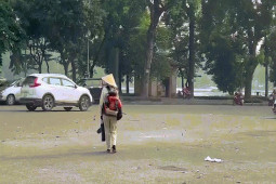 Tin tức trong ngày - Chuyện lạ ở Hà Nội: Nhân viên vệ sinh &quot;thổi&quot; bụi, rác mù trời