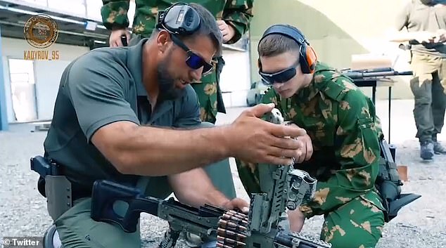 Lãnh đạo Chechnya hướng dẫn con trai cách sử dụng súng máy.