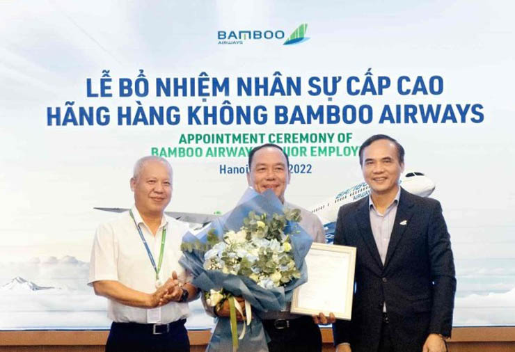 Ông Đào Đức Vũ (giữa) được bổ nhiệm làm phó tổng giám đốc, kiêm giám đốc khối khai thác bay của Bamboo Airways