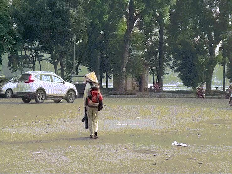 Tin tức trong ngày - Chuyện lạ ở Hà Nội: Nhân viên vệ sinh "thổi" bụi, rác mù trời