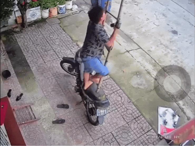 Xe máy - Xe đạp - Clip: Người đàn ông "chơi dại" nhận ngay cái kết tê tái
