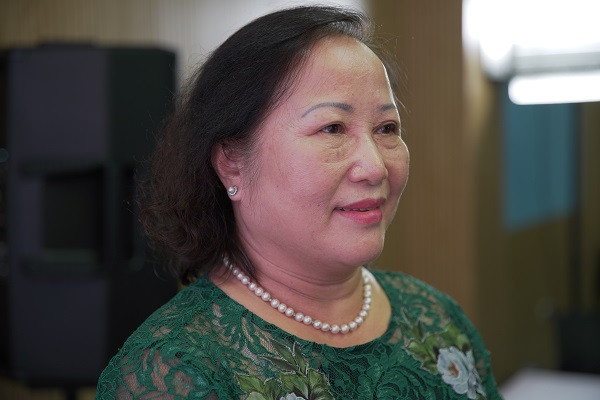 Tóc con phần trán của cô Linh Chi đã mọc trở lại
