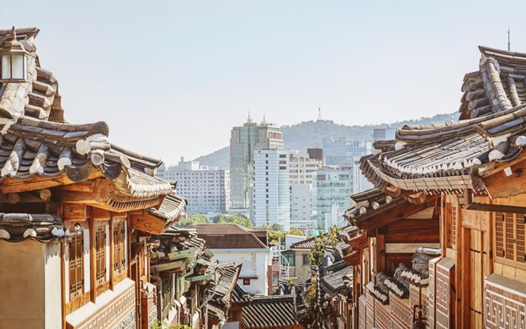 Trong nhiều thập kỷ sau chiến tranh Triều Tiên 1950-1953, người Hàn Quốc coi bằng cấp của đại học hàng đầu đất nước và có một căn hộ ở Seoul là cách nhanh nhất để tiến gần đến tầng lớp trung lưu.
