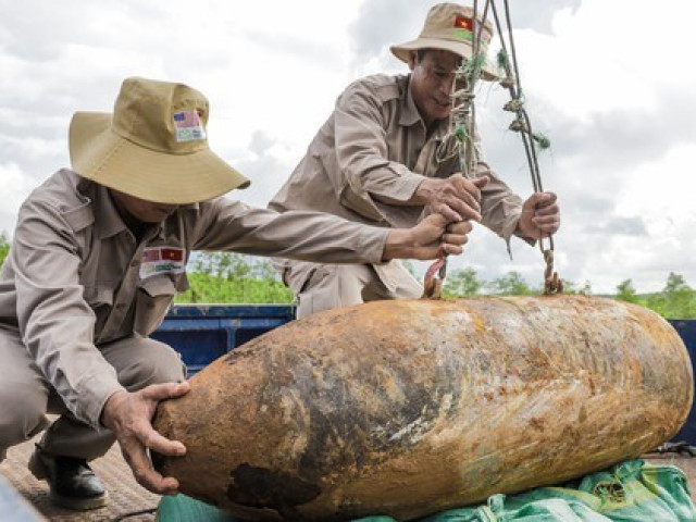Tin tức trong ngày - Phát hiện 2 quả bom "cực khủng" trong vườn cao su, chưa phát nổ
