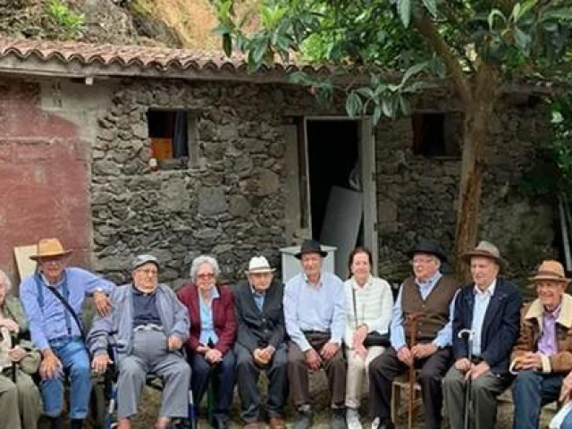 Phi thường - kỳ quặc - Gia đình 12 anh chị em lập kỷ lục sống lâu nhất thế giới