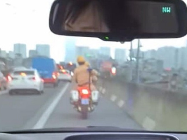 Tin tức trong ngày - Cộng đồng mạng dành mưa lời khen 2 CSGT dẫn đường cho cặp vợ chồng chở con đi cấp cứu