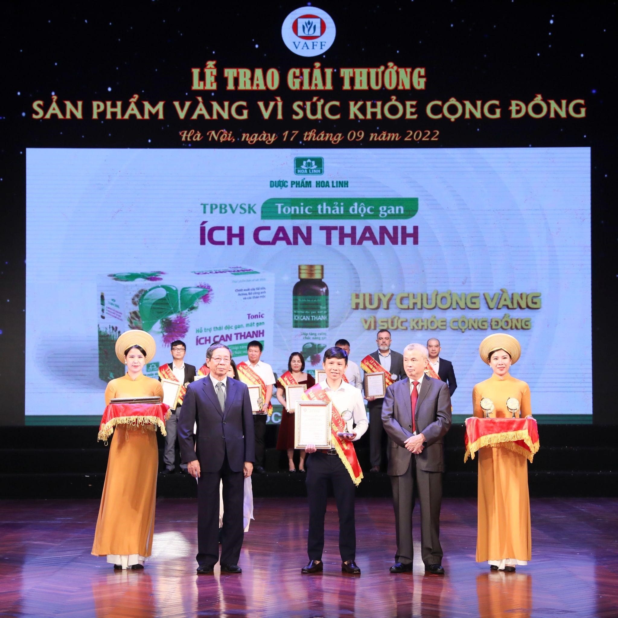 Đại diện nhãn hàng Tonic hỗ trợ thải độc gan Ích Can Thanh nhận giải “Huy chương vàng vì sức khỏe cộng đồng”