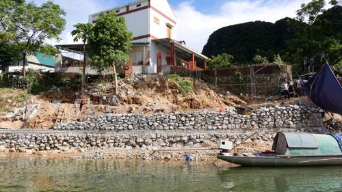 Một hộ dân ở xã Châu Hóa, huyện Tuyên Hóa, tỉnh Quảng Bình bỏ tiền xây kè vì sông Gianh đã sạt lở tới nhà mình