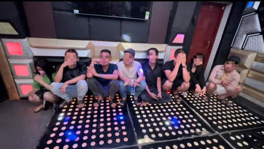 Nhóm thanh niên sử dụng ma tuý trái phép bên trong phòng Vip của quán karaoke