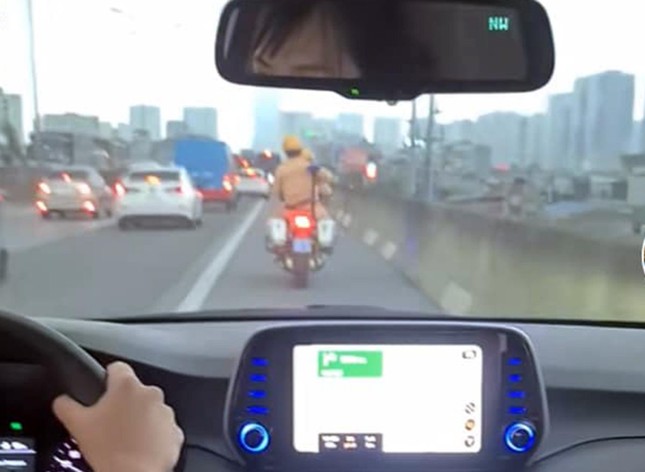 Hình ảnh 2 CSGT dẫn đường xe ô tô được chia sẻ trên mạng.