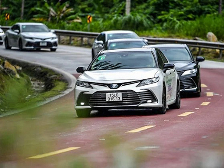 Loạt xe Toyota tham gia hành trình Tây bắc thử thách động cơ Hybrid