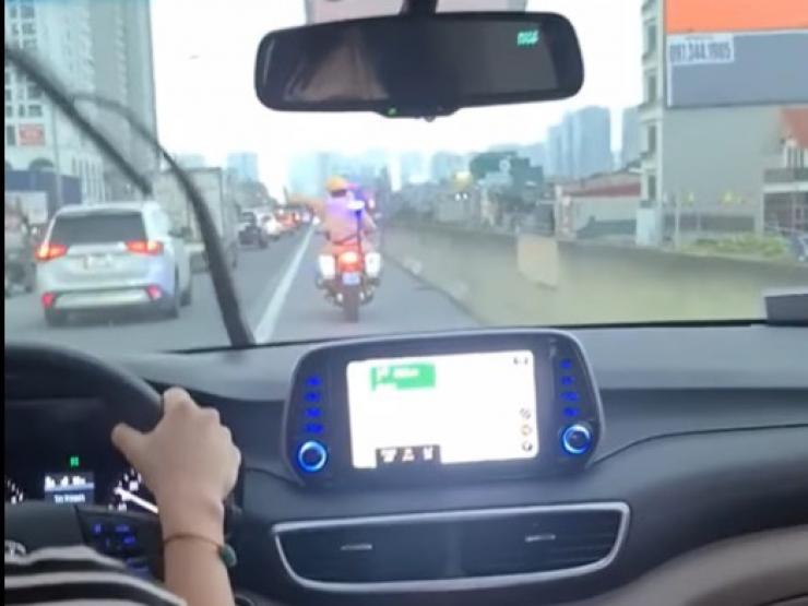 Tin tức trong ngày - Nhận "mưa lời khen" vì giúp đôi vợ chồng đưa con đi cấp cứu, đại úy CSGT nói gì?