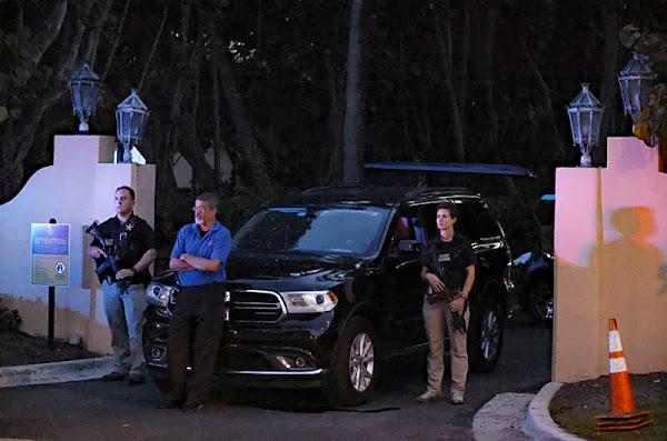 Các mật vụ đứng bên ngoài lối vào tư dinh Mar-a-Lago. Ảnh nguồn: Terry Renna/Associated Press.