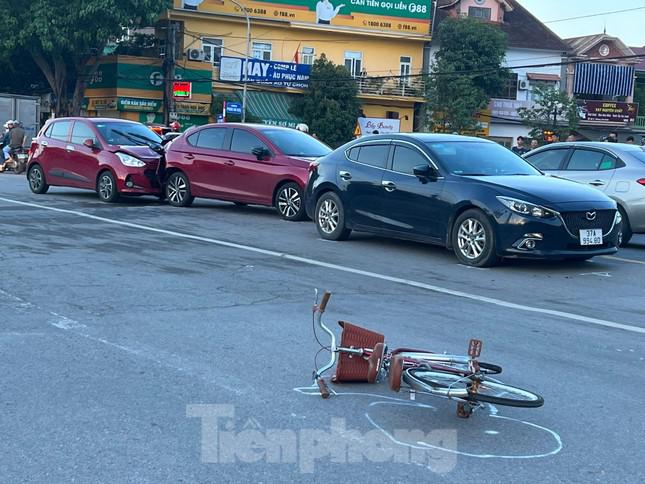 Sau khi húc văng 3 người phụ nữ đi xe đạp, chiếc ô tô Huyndai i10 màu đỏ tiếp tục húc vào đuôi 2 chiếc xe ô tô đang dừng đèn đỏ