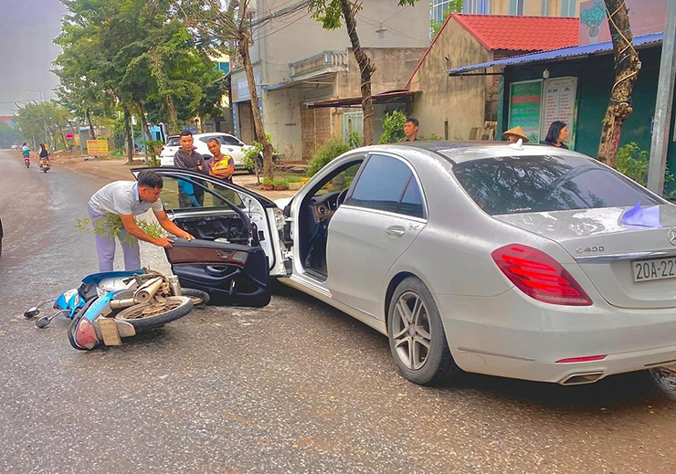 Vụ xe máy tông gãy cửa Mercedes-Benz S400, tiền sửa chữa hết hơn 260 triệu đồng - 5