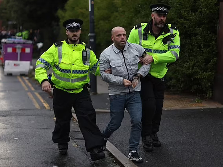 Bóng đá - Fan cuồng Liverpool làm loạn cúp C1, bị bắt vì "sỉ nhục" HLV Jurgen Klopp