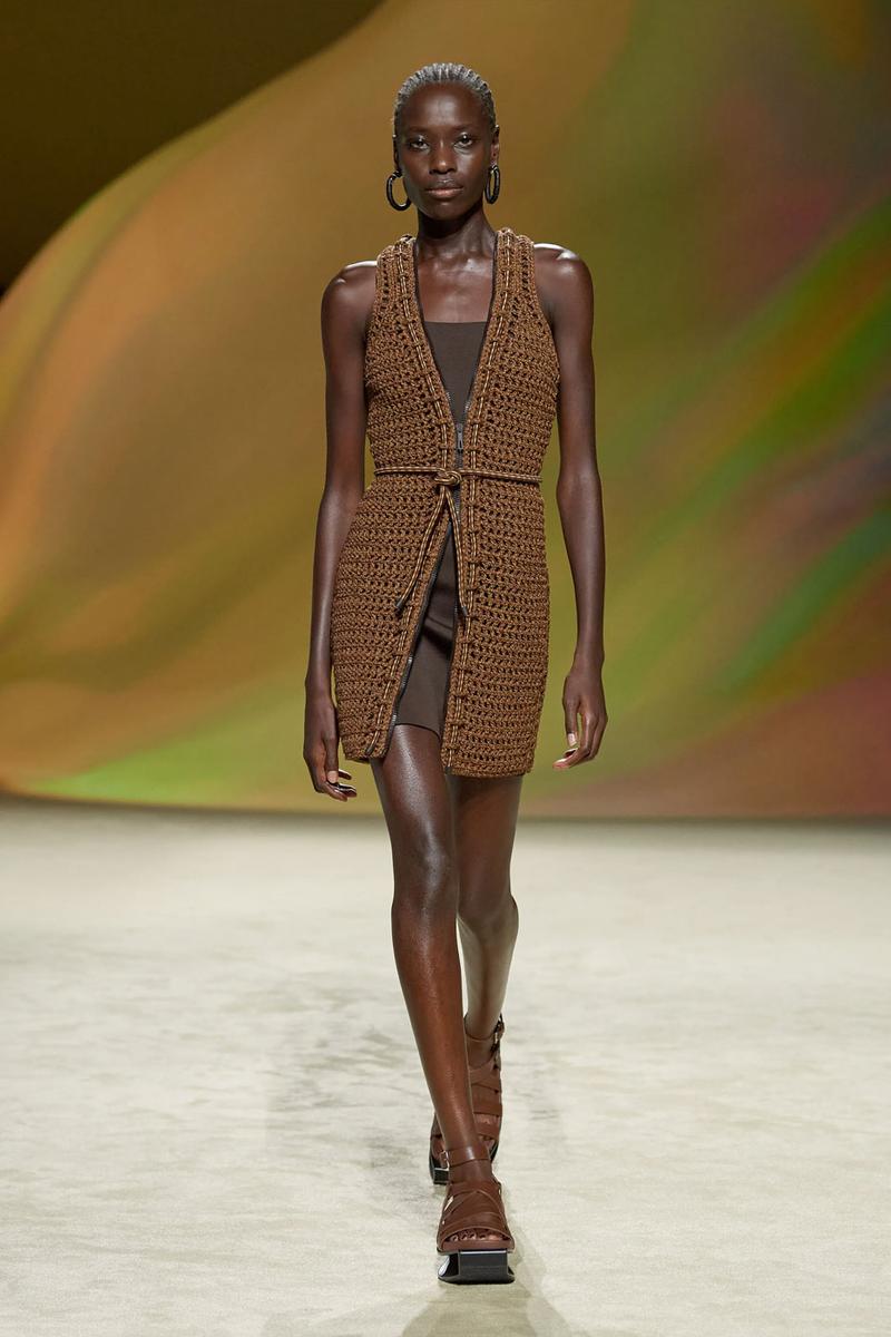 Sa mạc bỏng rẫy đầy lộng lẫy trên sàn catwalk mới nhất của Hermès - 9