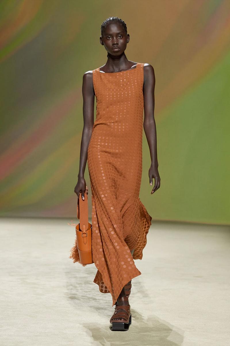 Sa mạc bỏng rẫy đầy lộng lẫy trên sàn catwalk mới nhất của Hermès - 6