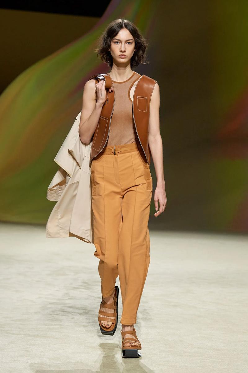 Sa mạc bỏng rẫy đầy lộng lẫy trên sàn catwalk mới nhất của Hermès - 3