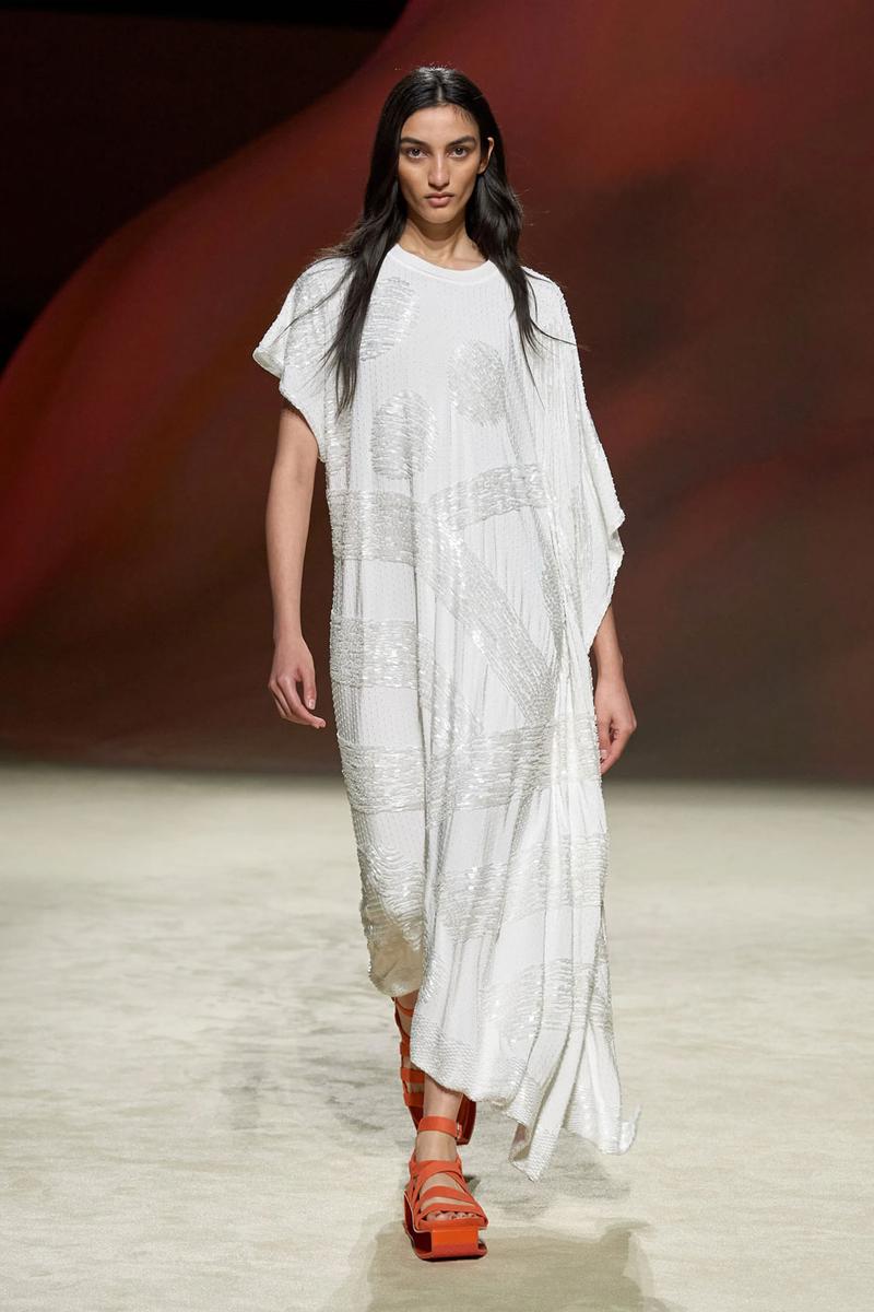 Sa mạc bỏng rẫy đầy lộng lẫy trên sàn catwalk mới nhất của Hermès - 5