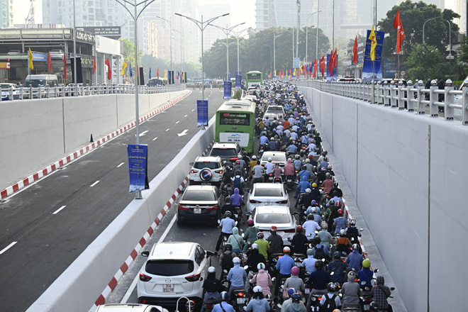 Ngày đầu thông xe, hầm chui Lê Văn Lương đã xảy ra ùn tắc - 8