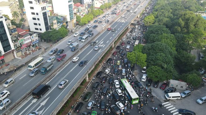 Ngày đầu thông xe, hầm chui Lê Văn Lương đã xảy ra ùn tắc - 4