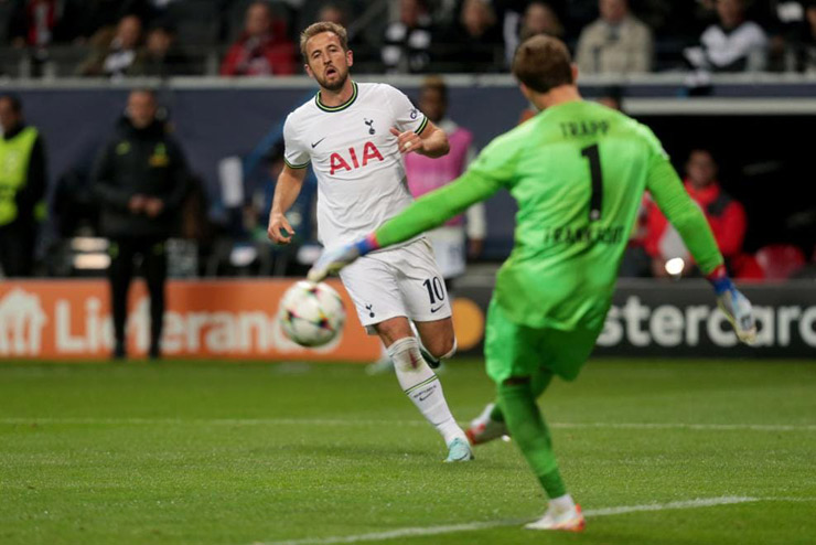 Harry Kane và các đồng đội chơi bế tắc trên đất Đức khi gặp Eintracht Frankfurt