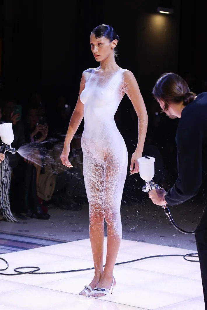 Khoảnh khắc gây ấn tượng của Bella Hadid tại&nbsp;Tuần lễ thời trang Paris 2022.