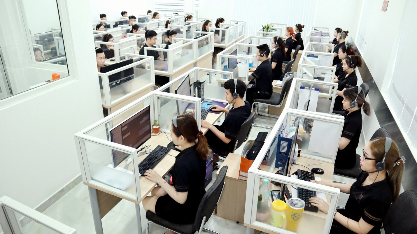 Các tư vấn viên luôn sẵn sàng lắng nghe những mong muốn và giải đáp thắc mắc của khách hàng