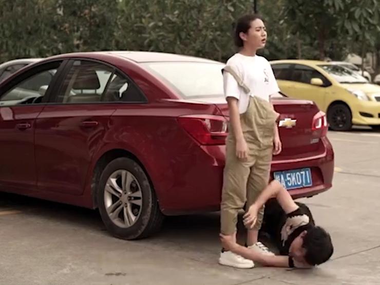 Clip hài hước - Gái xinh giật mình khi người đàn ông trở mặt nhanh hơn lật bánh tráng