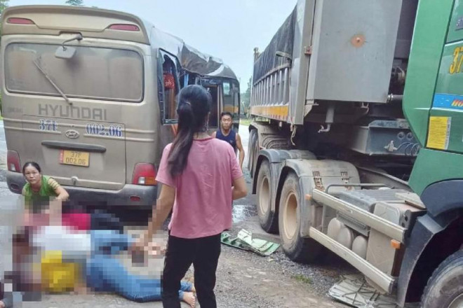 Ô tô tải tông xe khách chở nữ công nhân, nhiều người bị thương - 2
