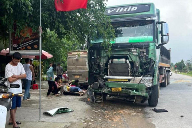 Ô tô tải tông xe khách chở nữ công nhân, nhiều người bị thương - 1