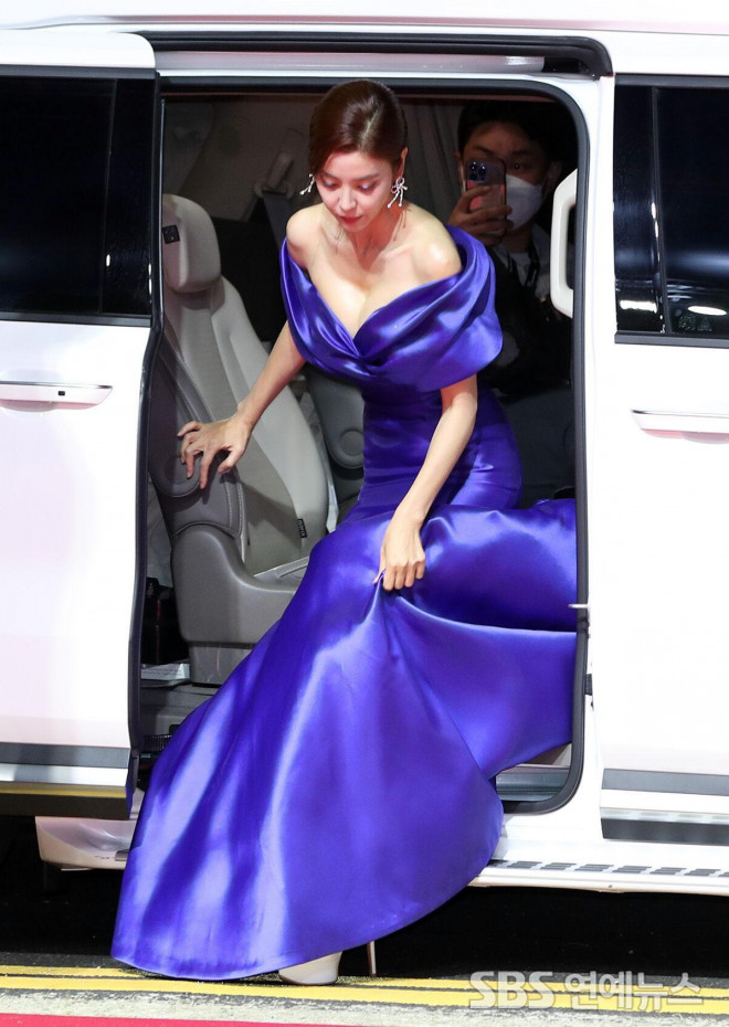 Dàn mỹ nhân mặc gợi cảm trên thảm đỏ LHP Busan - 3