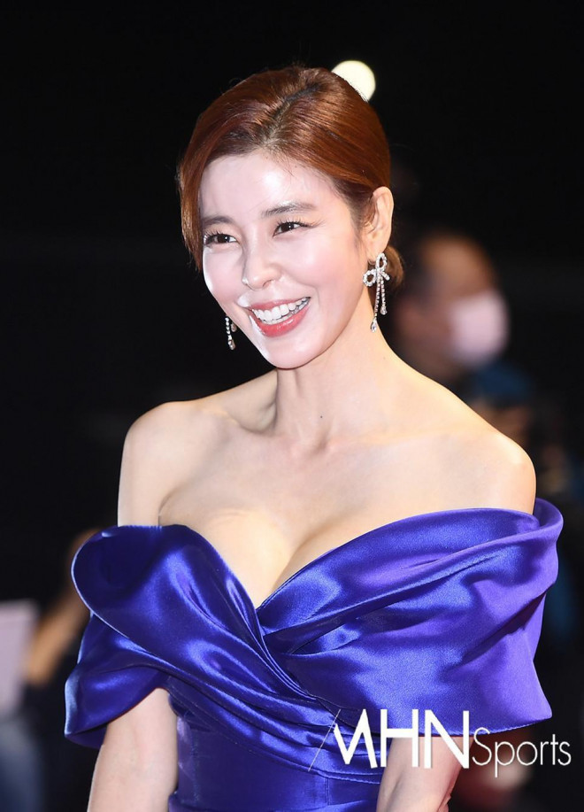 Ngôi sao Giày thủy tinh Kim Gyuri
được đánh giá là có trang phục gợi cảm nhất trong sự kiện. Kim
Gyuri nổi bật với bộ váy xanh khoe vòng một nóng bỏng.