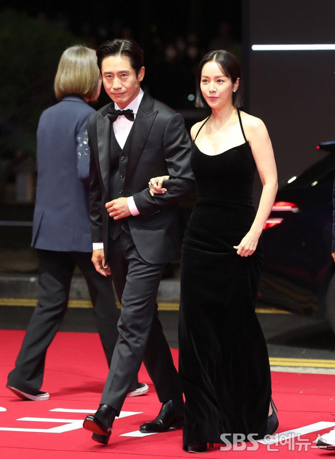 Nữ diễn viên Han Ji Min sánh đôi bên
tài tử Shin Ha Kyun trên thảm đỏ.