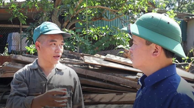 Anh Mùa Bá Chò đang kể lại giây phút cứu giúp dân và vớt thi thể trong lũ dữ với chủ tịch UBND huyện Kỳ Sơn.