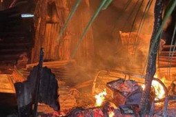 Pháp luật - Sau khi cự cãi với hàng xóm, con trai tự đốt nhà khiến mẹ tử vong