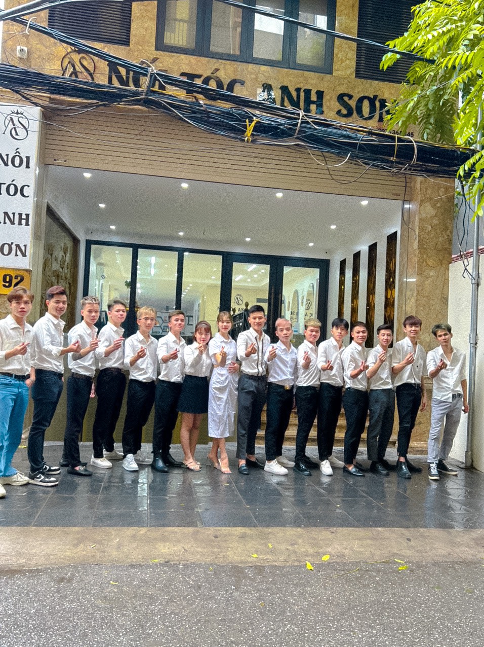 Chàng trai miền Trung với nghị lực vượt khó và đam mê làm đẹp cho đời - 4