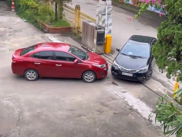 Ô tô - Clip: "Kẻ tám lạng, người nửa cân" thi gan xem ai chịu nhường ai