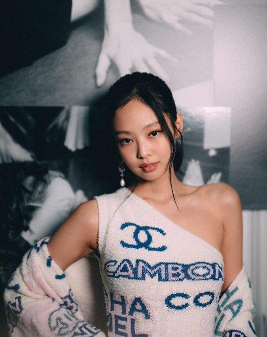 Chanel cắt váy vì Jennie BLACKPINK, Yoona "hack tuổi" như chị em Jang Won Young - 2