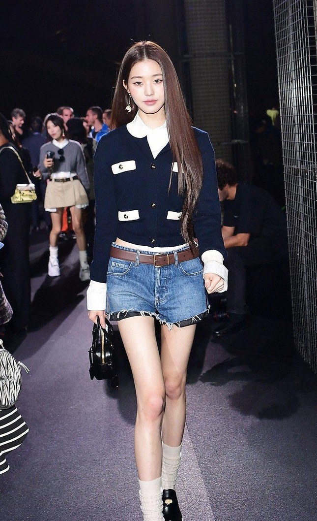 Chanel cắt váy vì Jennie BLACKPINK, Yoona "hack tuổi" như chị em Jang Won Young - 8