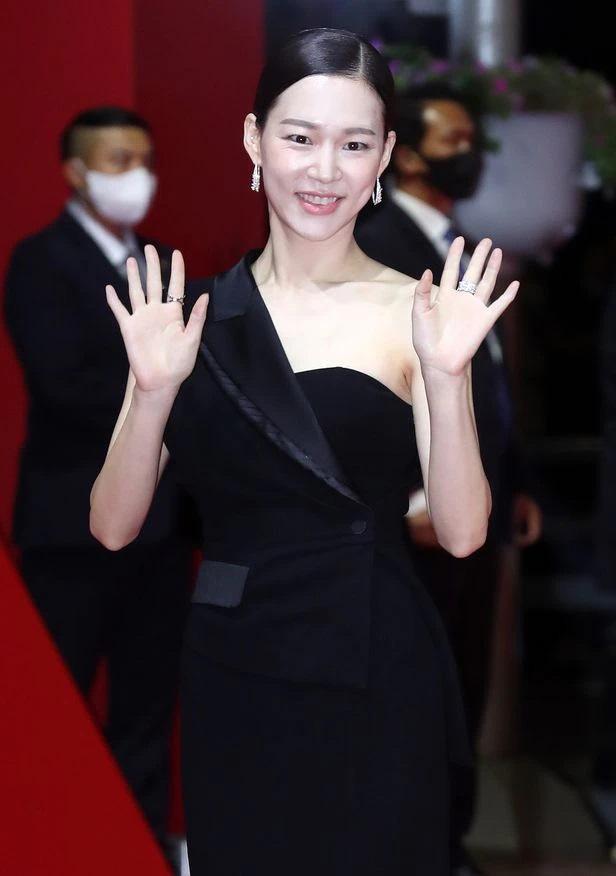 Dàn mỹ nhân mặc gợi cảm trên thảm đỏ LHP Busan - 7