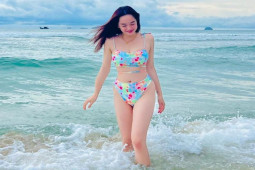 Thời trang - "Em chưa 18" Kaity Nguyễn diện bikini cạp cao khoe dáng phồn thực bên bờ biển