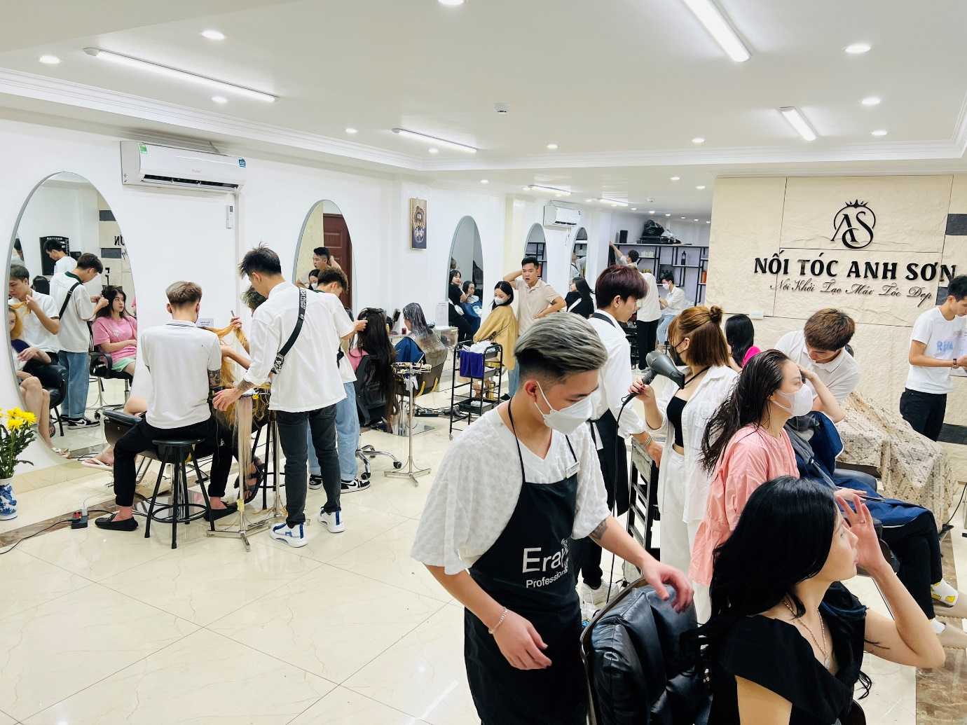 Chàng trai miền Trung với nghị lực vượt khó và đam mê làm đẹp cho đời - 3